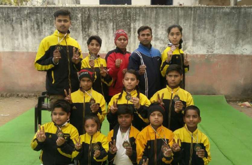 Players captured four gold, 5 silver and 7 bronze चार गोल्ड, 5 सिल्वर और 7 ब्रॉन्ज पर खिलाडिय़ों ने जमाया कब्जा
