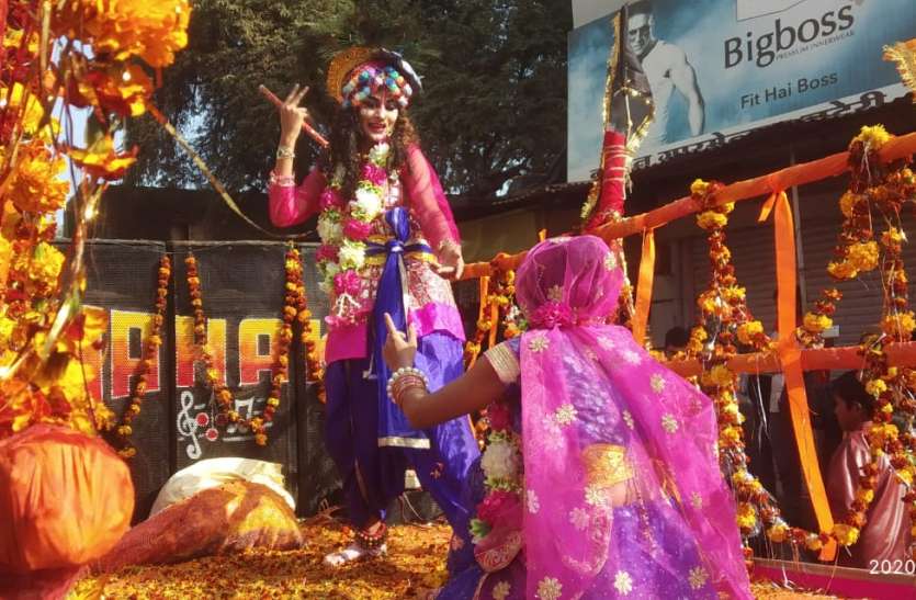 लटेरी। कलशयात्रा के दौरान बड़ी संख्या में मौजूद श्रद्धालु। कलशयात्रा में रथ पर नाचते-गाते राधा-कृष्ण रहे आकर्षण का केंद्र
