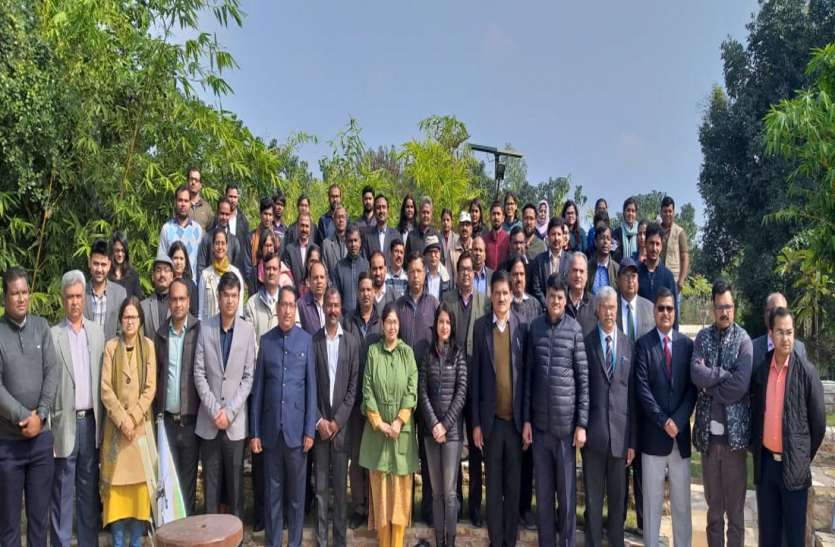 कार्यशाला में शामिल वन विभाग के अधिकारी व विशेषज्ञ डब्ल्यूआईआई की कार्यशाला के एजेंडा से हटा केन बेतवा लिंक परियोजना