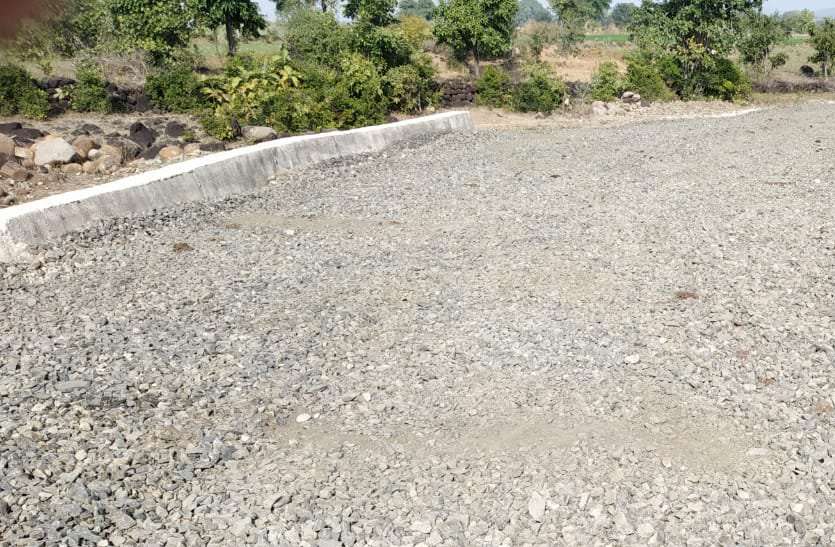 Road construction not happening according to the parameters मापदंडों के अनुसार नहीं हो रहा सड़क निर्माण, लगाया जा रहा घटिया मटेरियल