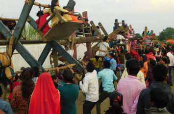 People enjoying the swing and sky swing Google https:play.google.compl Video Story: रहट और आकाश झूले का आनंद उठा रहे लोग