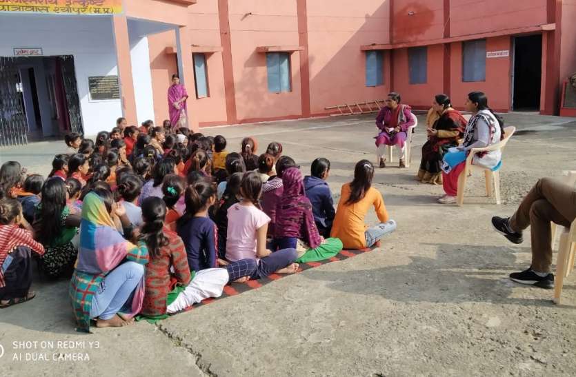 निर्भया प्रभारी ने छात्राओ को बताए सुरक्षा के टिप्स निर्भया प्रभारी ने छात्राओ को बताए सुरक्षा के टिप्स