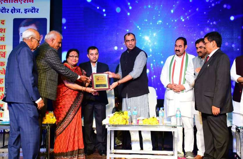 परिवर्तन का विरोध तो होता ही है, कंपनी को अनुभवी कर्मचारियों की जरूरत परिवर्तन का विरोध तो होता ही है, कंपनी को अनुभवी कर्मचारियों की जरूरत