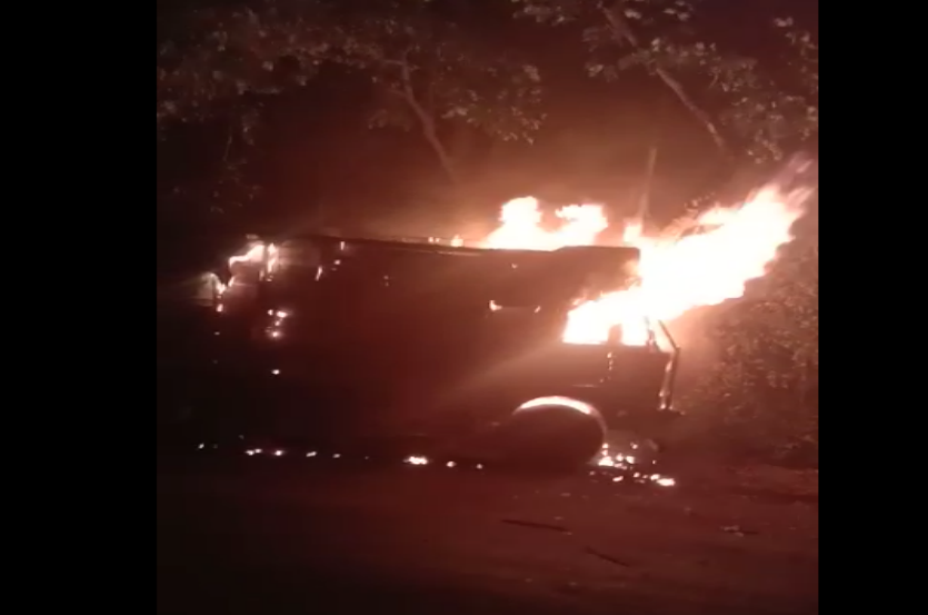 पेड़ से टकराकर आग का गोला बन गया ट्रक, लाखों की नगदी जलकर हुई स्वाह- देखें वीडियो