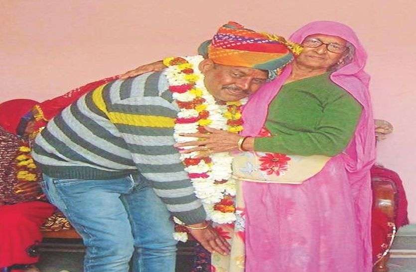बेटा सरपंच बनने पर मां पेंशन से गांव को देगी एंबुलेंस, उठायेगी मरीज का पूरा खर्च बेटा सरपंच बना तो मां ने की पेंशन से एंबुलेंस देने की घोषणा, उठायेगी मरीज का पूरा खर्च