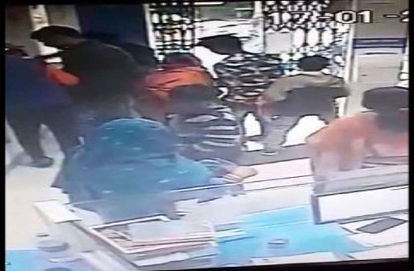 Suspicion of those who committed theft in marriage बैंक में घुसकर महिला के थैले से रकम उड़ाने में कंजर गिरोह पर फोकस