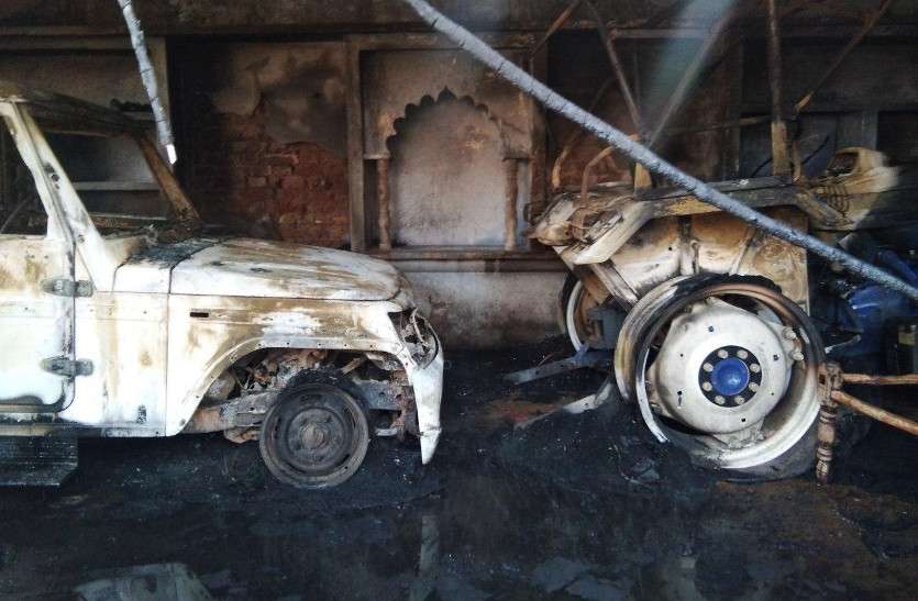 भरतपुर: पुलिस के सामने ही पथराव व फायरिंग, एक घर व दो वाहनों में आग, एक दर्जन घायल भरतपुर: पुलिस के सामने ही पथराव व फायरिंग, एक घर व दो वाहनों में आग, एक दर्जन घायल