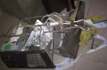 Uprooted over 55.41 lakh ATMs tied up by car, police left गाड़ी से बांधकर 55.41 लाख से भरा एटीएम उखाड़ा, पुलिस देख छोड़ भागे