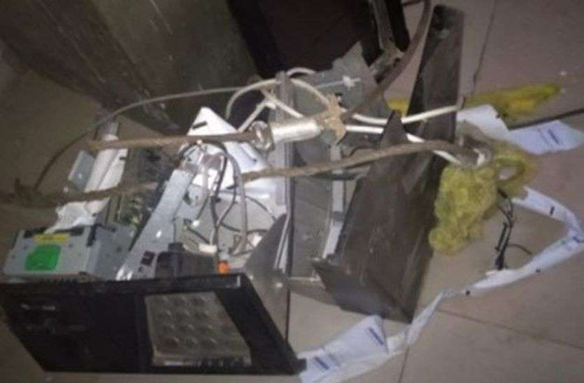 गाड़ी से बांधकर 55.41 लाख से भरा एटीएम उखाड़ा, पुलिस देख छोड़ भागे गाड़ी से बांधकर 55.41 लाख से भरा एटीएम उखाड़ा, पुलिस देख छोड़ भागे