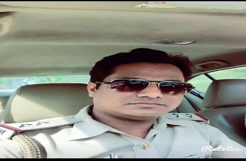 delhi_police.jpg Moradabad: दिल्ली पुलिस के दरोगा पर बलात्कार का मामला दर्ज, पीड़िता को दे रहा जान से मारने की धमकी