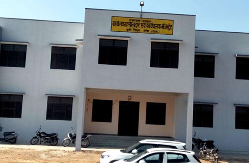 आठ साल बाद भी नहीं बढ़े कार्मिक, 12 कार्मिक के भरोसे दूनी तहसील कार्यालय आठ साल बाद भी नहीं बढ़े कार्मिक, 12 कार्मिक के भरोसे दूनी तहसील कार्यालय
