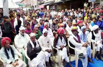 पंचायत चुनाव के लिए डिग्गी ग्राम में लगी चौपाल में उमड़े लोग, प्रत्याशियों से सीधे सवाल कर पूछा मेरा वोट आपकों क्यों ? पंचायत चुनाव के लिए डिग्गी ग्राम में लगी चौपाल में उमड़े लोग, प्रत्याशियों से सीधे सवाल कर पूछा मेरा वोट आपकों क्यों ?