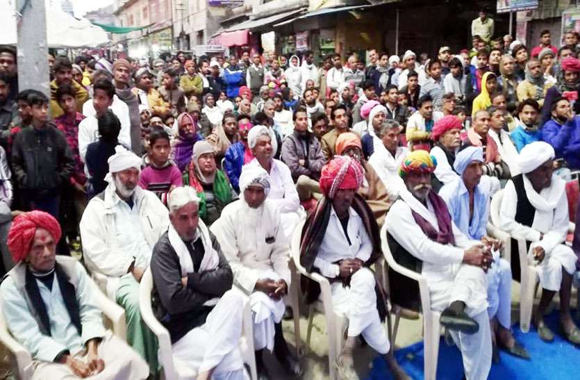 पंचायत चुनाव के लिए डिग्गी ग्राम में लगी चौपाल में उमड़े लोग, प्रत्याशियों से सीधे सवाल कर पूछा मेरा वोट आपकों क्यों ? पंचायत चुनाव के लिए डिग्गी ग्राम में लगी चौपाल में उमड़े लोग, प्रत्याशियों से सीधे सवाल कर पूछा मेरा वोट आपकों क्यों ?