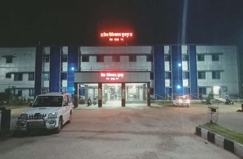 डबल ओपीडी का बहिष्कार करने वाले एक डॉक्टर को किया गया बर्खास्त, इन 13 डॉक्टर को बर्खास्त करने शासन को भेजा पत्र डबल ओपीडी का बहिष्कार करने वाले एक डॉक्टर को किया गया बर्खास्त, इन 13 डॉक्टर को बर्खास्त करने शासन को भेजा पत्र