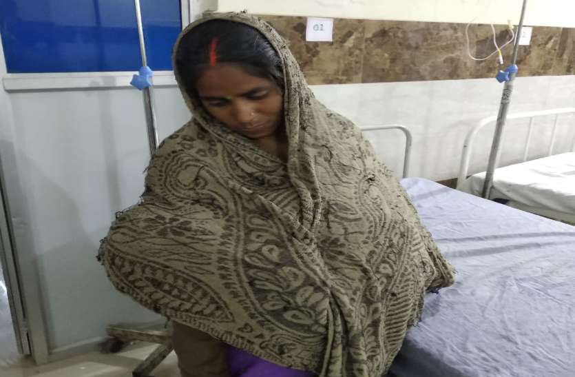 भूख और ठंड से गोद में ढाई साल के मासूम की मौत, सदमे में मां ने भी सेप्टिक टैंक में कूदकर की आत्महत्या की कोशिश भूख और ठंड से गोद में ढाई साल के मासूम की मौत, सदमे में मां ने भी सेप्टिक टैंक में कूदकर की आत्महत्या की कोशिश