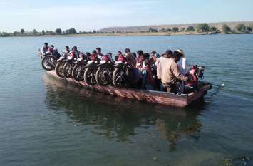Villagers are risking their lives to save 75 km 75 किमी का सफर बचाने के लिए जान जोखिम में डाल रहे ग्रामीण