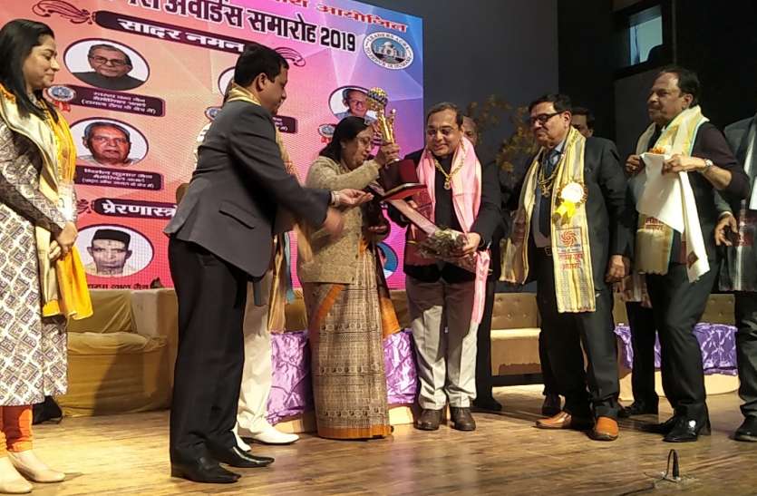 Baby rani maurya समाज के लिए प्रेरणास्रोत बनी विभूतियों के सम्मान से ताजनगरी गौरवान्वित, देखें वीडियो