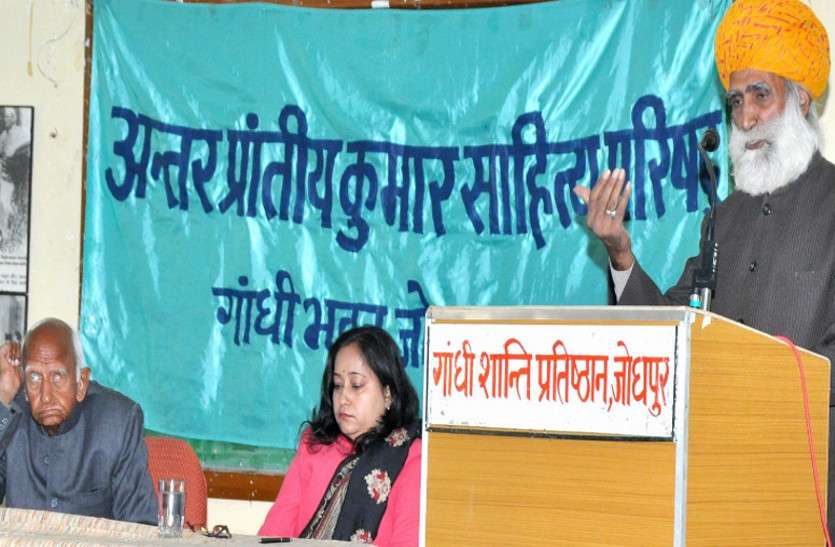 Writer Manoharsingh Rathore's lecture in ' Lekhak se miliye' program Meet the author कार्यक्रम में लेखक मनोहरसिंह राठौड़ ने दिया व्याख्यान