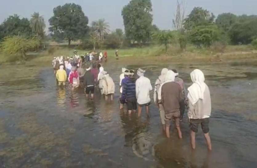 आजादी के सात दशक बाद भी नहीं बना पुल, करनी पड़ती है नदी पार आजादी के सात दशक बाद भी नहीं बना पुल, करनी पड़ती है नदी पार