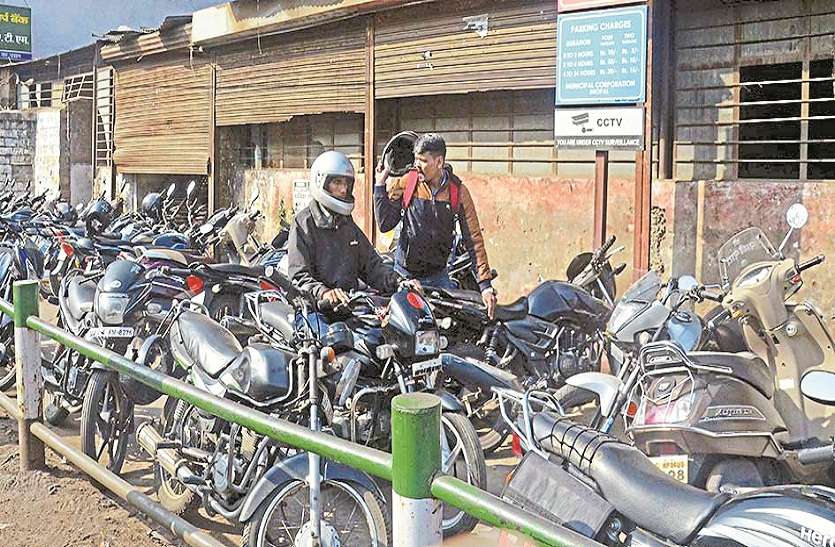 निगम ने जिन स्थानों पर पार्किंग का ठेका निरस्त किया वहां अब पार्किंग माफिया कर रहाजबरन वसूली नगर निगम ने जिन स्थानों पर पार्किंग का ठेका निरस्त किया वहां अब पार्किंग माफिया कर रहा जबरन वसूली