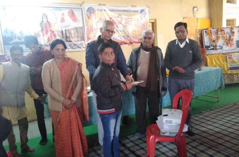 विदिशा। विजेताओं को पुरस्कृत करते अतिथि। भारतीय संस्कृति ज्ञान परीक्षा के विजेता हुए पुरस्कृत