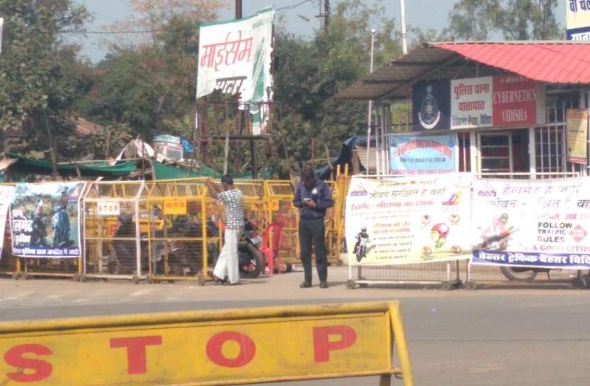 विदिशा। यातायात पुलिस ने सड़क सुरक्षा सप्ताह के तहत कराए थे कई आयोजन। वीआईपी के दौरों में अटके सड़क सुरक्षा सप्ताह की प्रतियोगिताओं के पुरस्कार