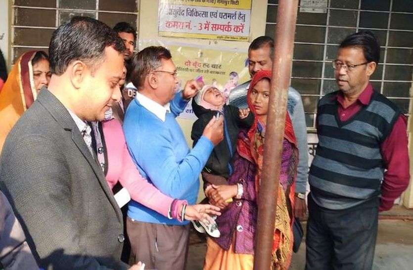 नौनिहालों को दवा पिला दिया सुरक्षा कवच नौनिहालों को दवा पिला दिया सुरक्षा कवच