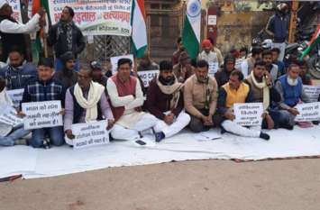 congress leader rashid khan on anshan against NRC CAA सीएए, एनआरसी के विरोध में कांग्रेस नेता राशिद खान आमरण अनशन पर