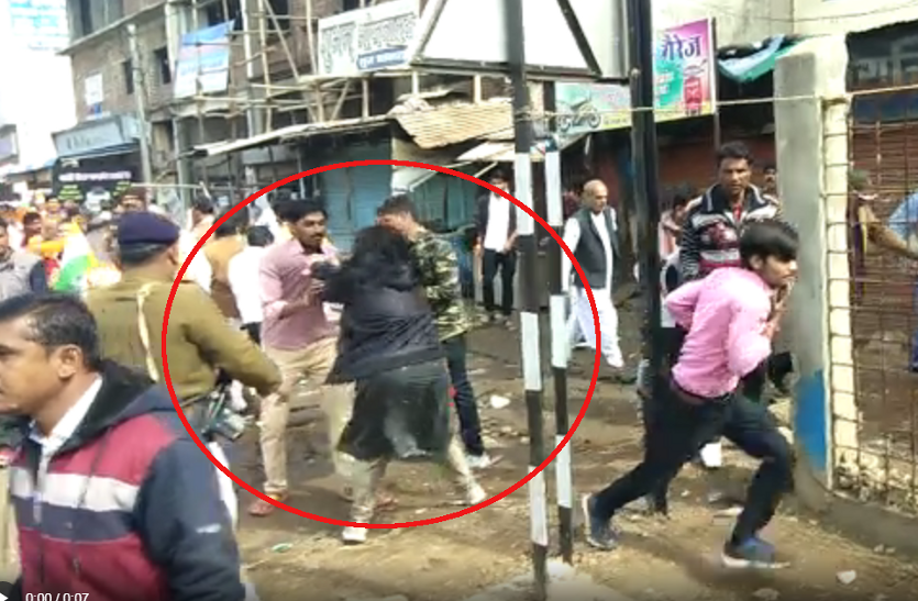 CAA के समर्थन में रैली कार्यकताओं को महिला कलेक्टर ने पीटा, मीडिया प्रभारी के साथ मारपीट , देखें वीडियो CAA के समर्थन में BJP ने निकाली रैली, महिला कलेक्टर ने कार्यकताओं को पीटा, देखें वीडियो