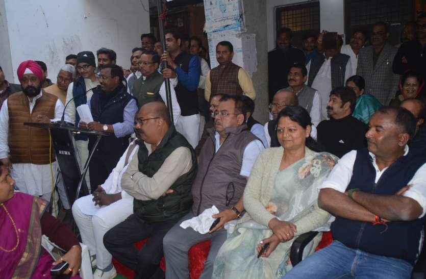 rewa पूर्व विधानसभा अध्यक्ष श्रीनिवास तिवारी को श्रद्धांजलि देने पहुंचे नेताओं ने ऐसी ताजा की उनकी याद