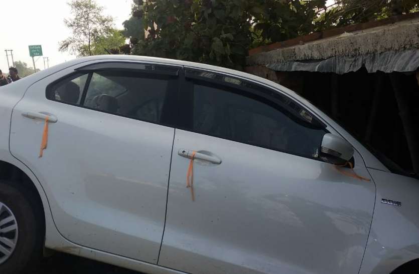 Death of one in a road accident स्कूटी से टकराई बाइक, युवक को बचाने के चक्कर में कार घर में घुसी, एक की मौत