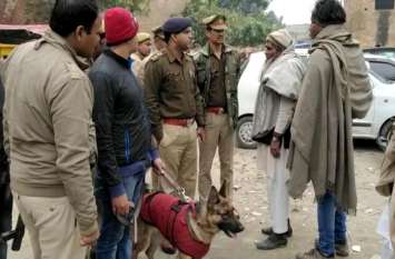inspection of court with dog squad डॉग स्क्वायड के साथ कोर्ट परिसर में पहुंचे अधिकारी तो मच गई खलबली, देखें वीडियो