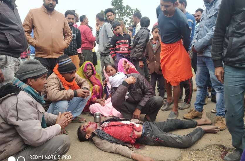 Bike rider's painful death due to mini truck मिनी ट्रक की चपेट में आने से बाइक सवार की दर्दनाक मौत
