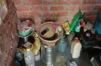 kitchen made in bathroom authorities threatned to send villager jail शौचालय में रसोईघर: अधिकारियों ने ग्रामीण को दी जेल भेजने की धमकी