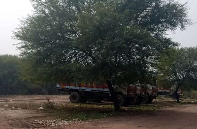 मंडी में खड़े रहते हैं ट्रक: किसानों को होती परेशानी मंडी में खड़े रहते हैं ट्रक: किसानों को होती परेशानी