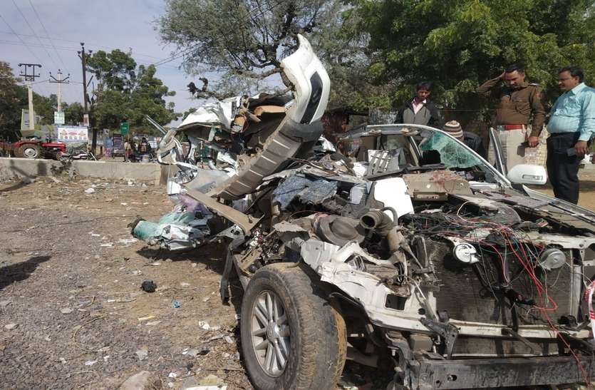 car accident: शादी समारोह में शरीक होने जा रहे कार सवार सात युवकों की दर्दनाक मौत car accident: शादी समारोह में शरीक होने जा रहे कार सवार सात युवकों की दर्दनाक मौत