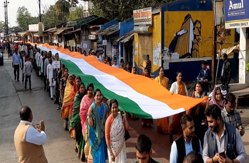 डेढ़ किमी लंबेे तिरंगे के साथ जब निकली तिरंगा यात्रा तो हर कोई रह गया देखते