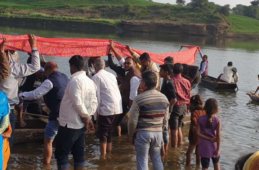 मां नर्मदा को भेंट की चुनरी मां नर्मदा को भेंट की चुनरी