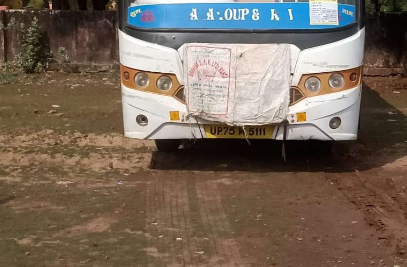 बिना परमिट चल रही बस पकड़ी, जब्त कर थाने रखा बिना परमिट चल रही बस पकड़ी, जब्त कर थाने रखा