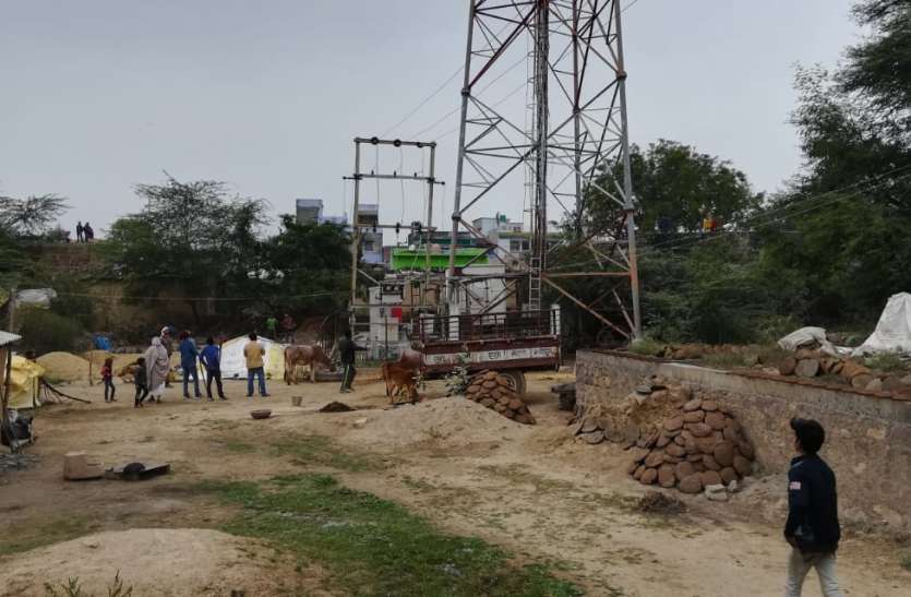 युवाओं ने शुरू किया बंदर भगाओ अभियान युवाओं ने शुरू किया बंदर भगाओ अभियान