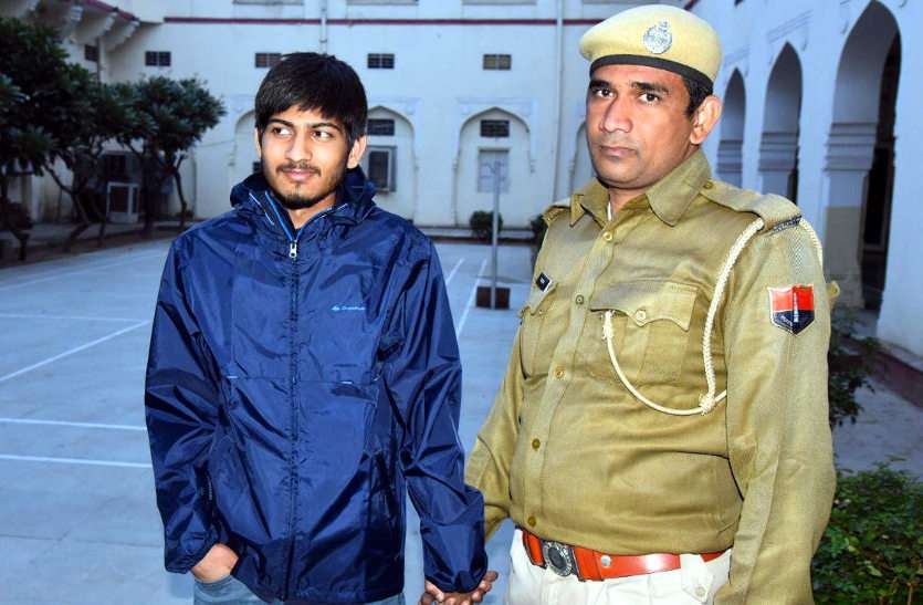 a5_1.jpg 12वीं में तीन बार फेल बना फर्जी आइएएस, नौकरी दिलाने के नाम पर लोगों से लेने लगा लाखों रुपए