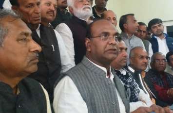 Kamal Nath and Digvijay Singh want to suppress patriots through offici कमलनाथ और दिग्विजयसिंह अधिकारियों के माध्यम से देशभक्तों को दबाना चाहते हैं