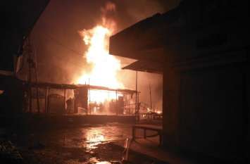 Heavy damage due to fire in 30 kiosks 30 खोखों में लगी आग से भारी नुकसान