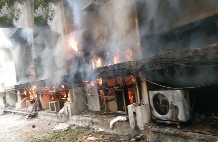 c.png दिल्ली परिवहन निगम के मुख्यालय में लगी आग, दमकल की 8 गाड़ियां मौके पर पहुंची