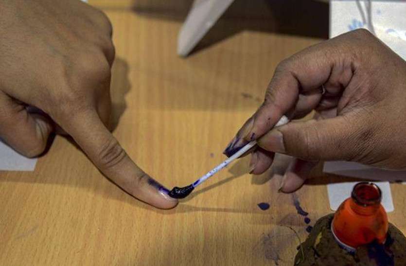 सरपंच पद के लिए रोचक मुकाबले: पति के सामने पत्नी ने ठोकी ताल, भाई-भाई और देवरानी-जेठानी आमने—सामने सरपंच पद के लिए रोचक मुकाबले: पति के सामने पत्नी ने ठोकी ताल, भाई-भाई और देवरानी-जेठानी आमने-सामने