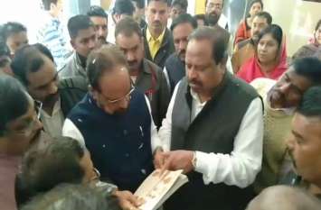 Officers change clothes like Vaishya, says Gopal Bhargava VIDEO VIDEO वैश्या की तरह कपड़े बदलते हैं अधिकारी, बोले गोपाल भार्गव