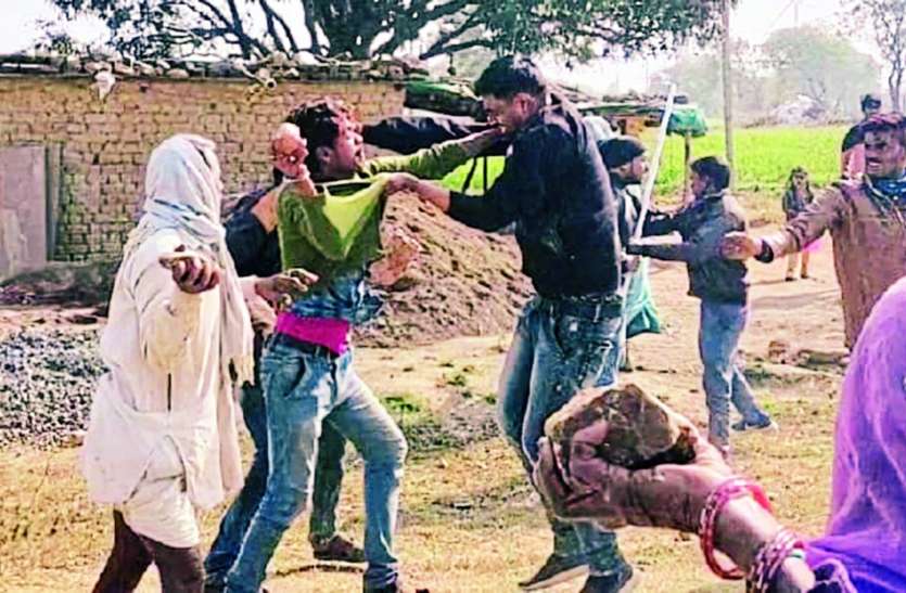 सरकारी भूमि पर कब्जेे को लेकर दो पक्षों में जमकर चले लात-घूंसे सरकारी भूमि पर कब्जेे को लेकर दो पक्षों में जमकर चले लात-घूंसे