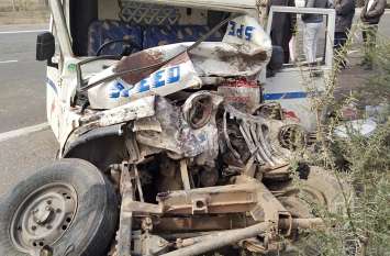 Collision between bus and pickup, a dozen injured बस व पिकअप में भिड़ंत, एक दर्जन घायल