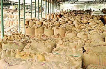 Gate of all 28 paddy procurement centers in the district closed जिले के सभी 28 धान खरीद केंद्रों का गेट बंद, सर्वर ने किया परेशान