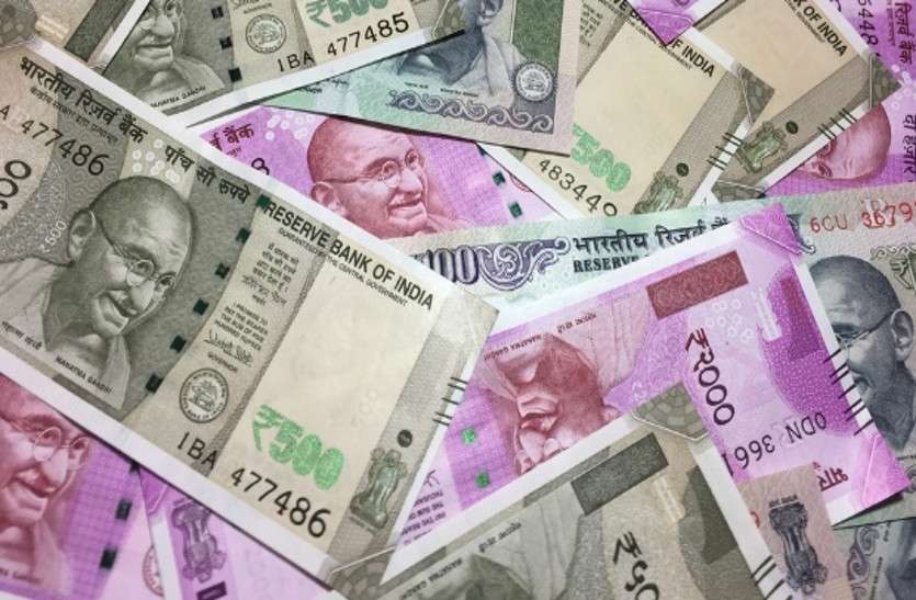 notes-0.jpg कोड भाषा से चलाता था रैकेट, एक माह से नकली नोट को बाजार में असली नोट की जगह चला रहा था